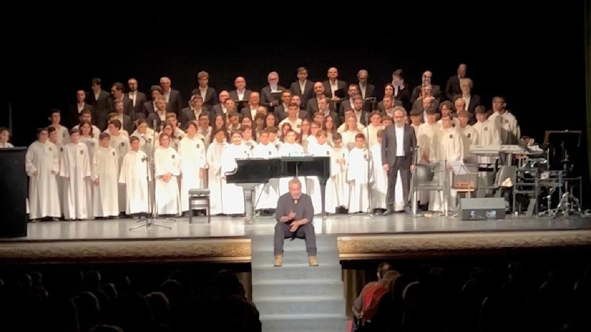 La Escolanía, el Coro Juvenil y la Capella del Misteri durante el homenaje a Pepe Galiana este sábado en el Gran Teatro de Elche
