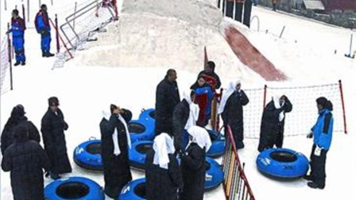 Escolares árabes en la pista de nieve y esquí de Dubái, en el 2010.