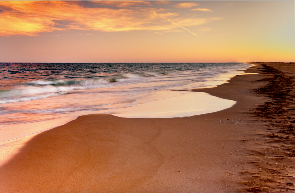 Puesta de sol en una playa de Terres de l'Ebre.