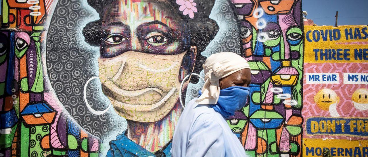 Una mujer y un mural en Soweto, Johannesburgo.