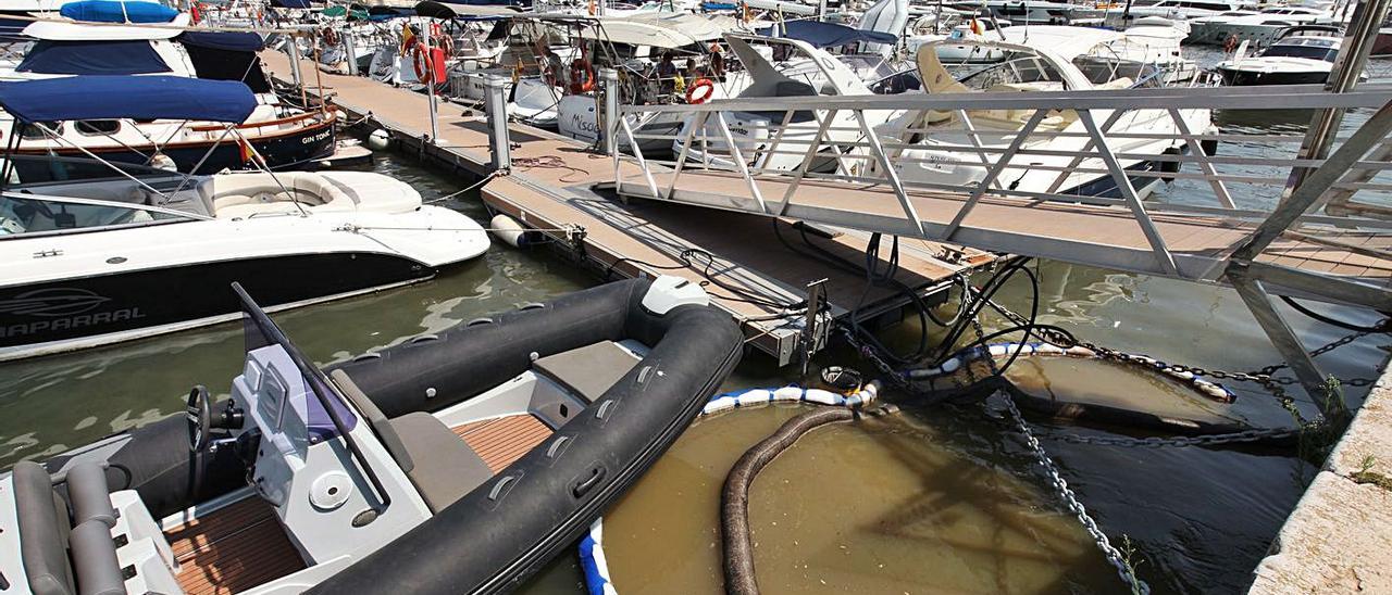 Una barrera para contener el vertido de fecales en el puerto de Vila, en agosto de 2018.