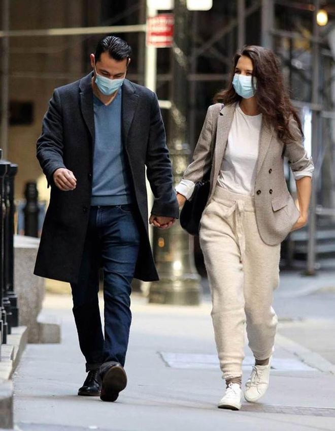 Katie Holmes lleva pantalón de Mango en el último paseo con su novio por las calles de Nueva York