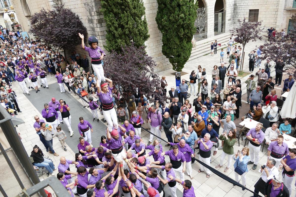 EN IMATGES | Figueres viu un dels moments més esperats de les Fires i Festes de la Santa Creu: el pilar caminant