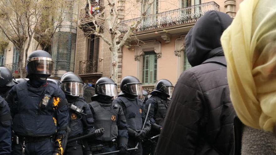 Una manifestant s&#039;encara als Mossos que formen un cordó policial a les proximitats de la delegació del Govern