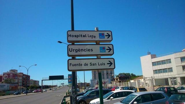 La señalización del acceso a La Fe.