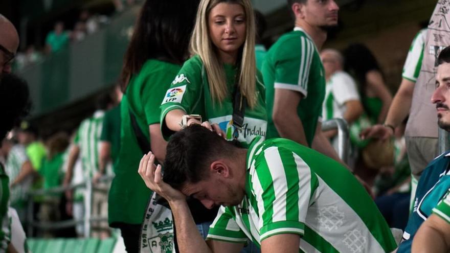 Más de 50.000 béticos rozan el cielo en el Villamarín en una final de euforia y llanto