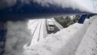DIRECTO | La nieve de Ingrid bloquea el noroeste de España para los camiones: más de 400 retenidos en Zamora