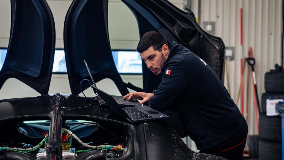 Detrás de cada jornada sobre hielo hay un intenso trabajo técnico de calibración y análisis realizado por el equipo de Bugatti.