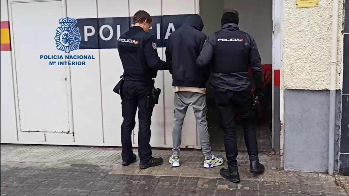 Beamte der Nationalpolizei nehmen einen der Beteiligten fest.