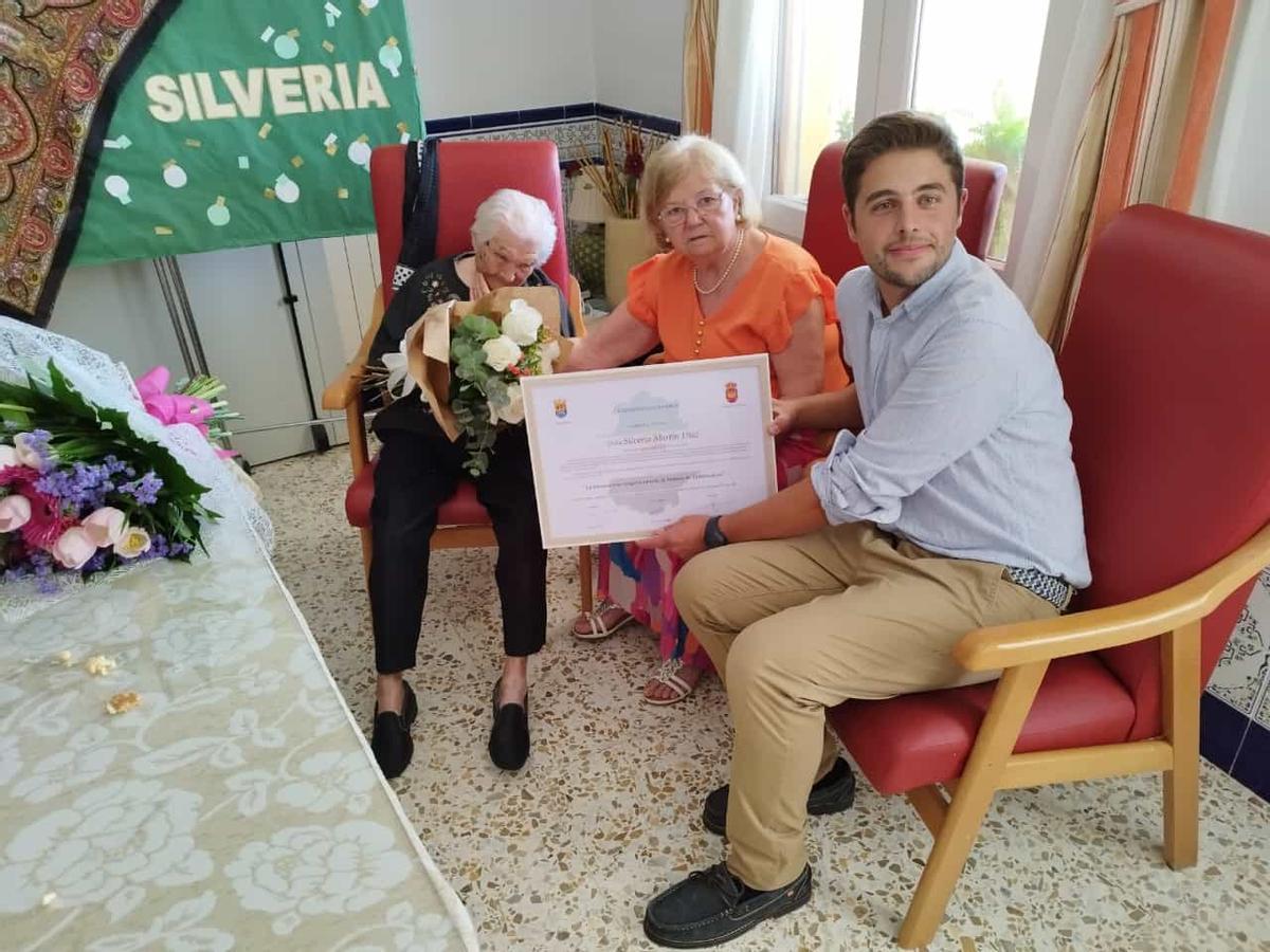 Silveria Martín junto a su hija Leo y Daniel Germán, ayer, en el homenaje por sus 113 años y 107 días.