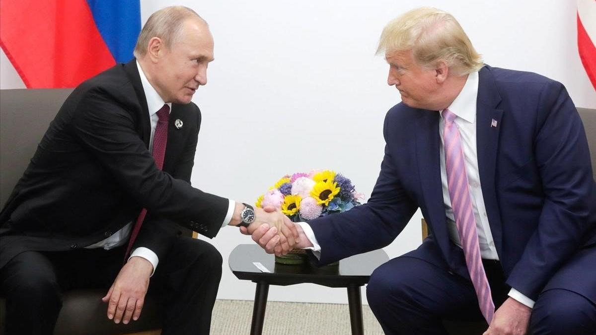 Putin y Trump se saludan en Osaka.