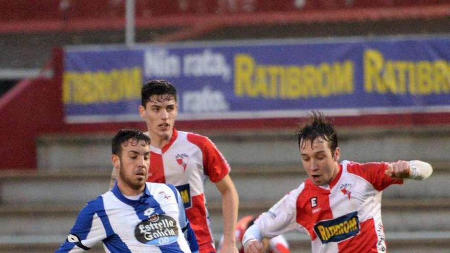 Óscar Iglesias y Sergio Santos presionan a un jugador del Deportivo B, ayer. // Noé Parga