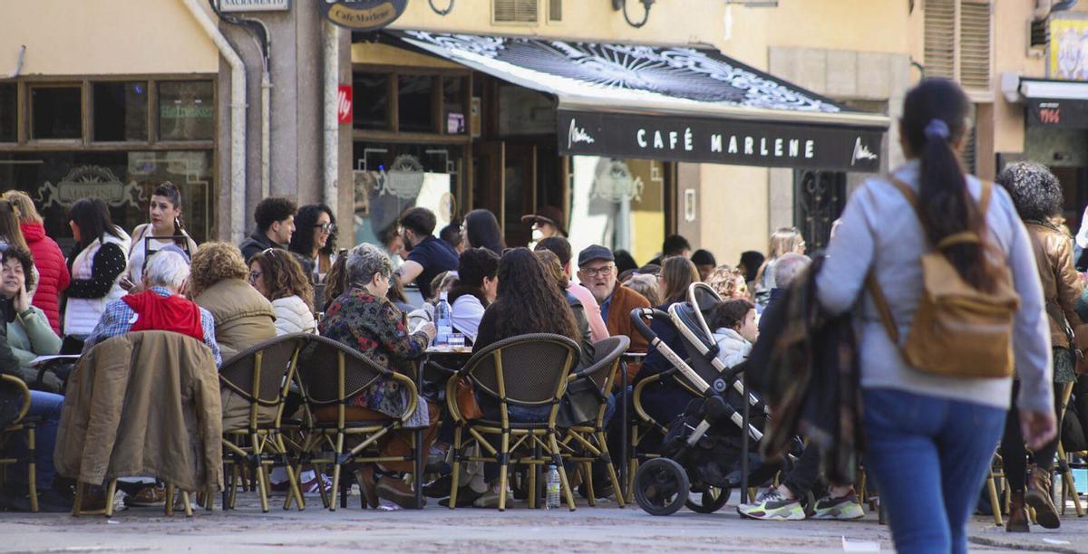 Clientes en una de las terrazas de un bar de la capital.