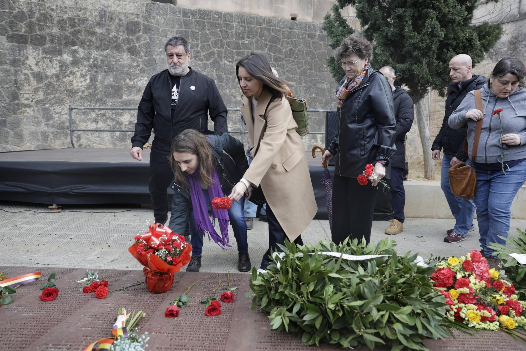 Las críticas al Ayuntamiento de Palma y a la extrema derecha centran el homenaje a los represaliados del franquismo: "Quieren esconder la memoria democrática"