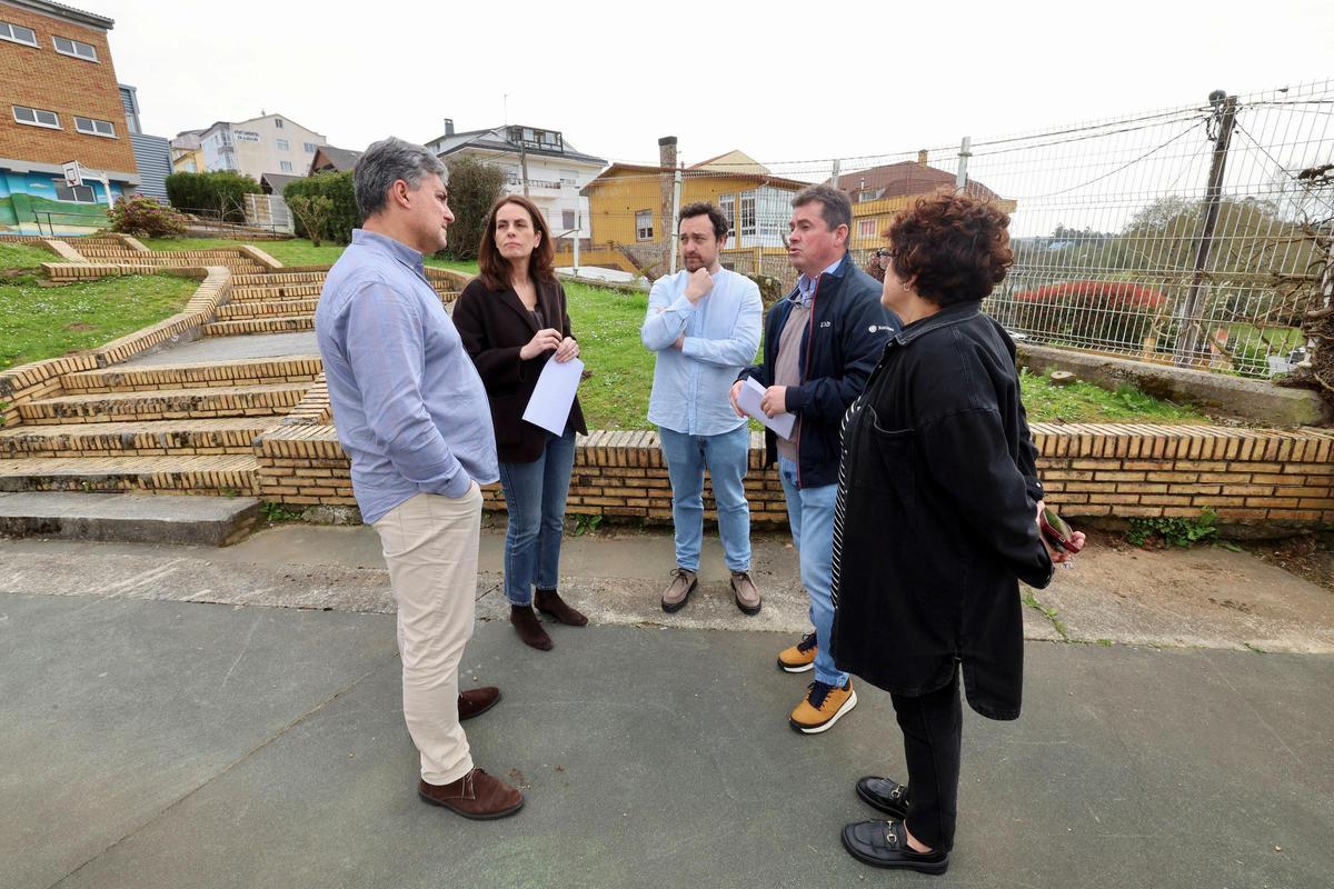 A directora xeral, segunda esquerda, e o alcalde, no colexio pontecesán.