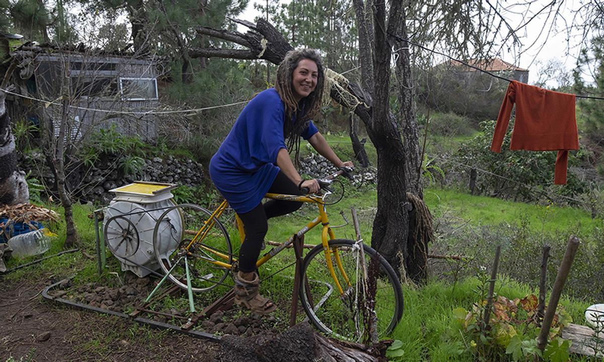 Una lavadora bicicleta en la comunidad de Pachamama en la isla de la Palma