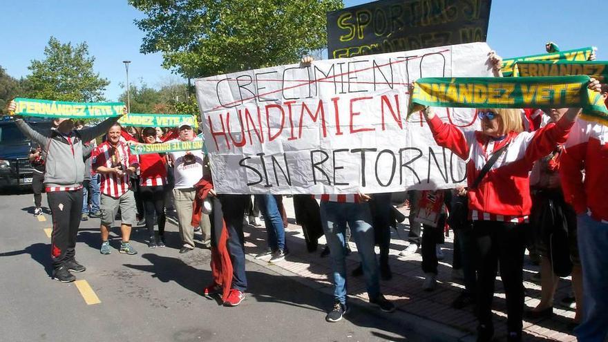 Concentración en protesta contra el consejo previa al partido ante Las Palmas.