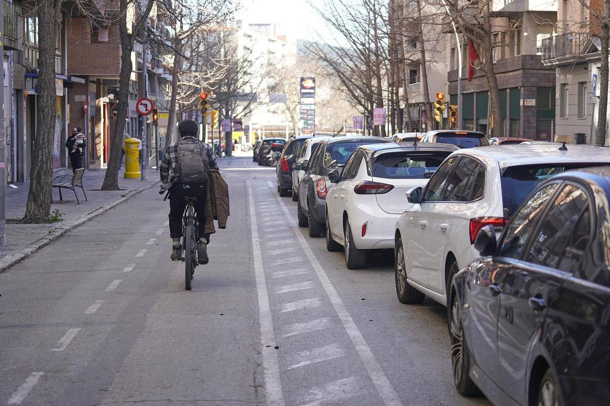 En el tram que es reformarà, s'eliminarà l'aparcament central de vehicles.