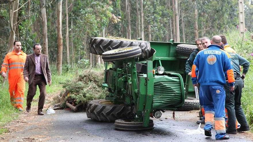 Accidente ocurrido al volcar un tractor en Malpica. / la opinión