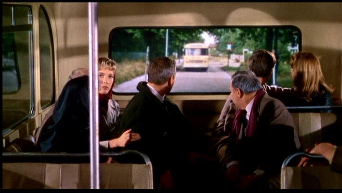 Paul Newman y Julie Andrews, en la escena del bus de 'Cortina rasgasda'.