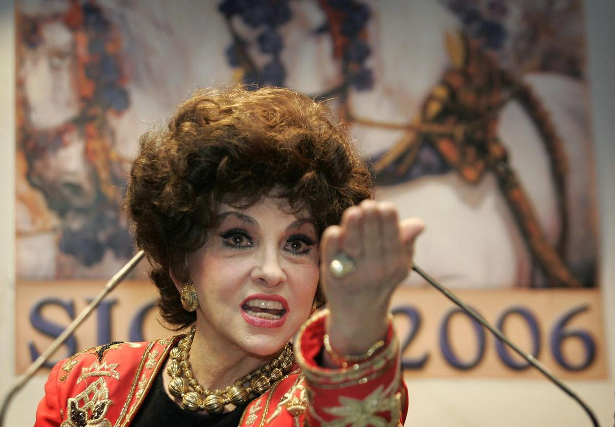 La actriz italiana Gina Lollobrígida en una rueda de prensa en el Palacio de Exposiciones y Congresos de Sevilla, en noviembre del 2006.