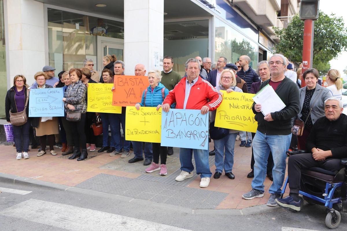 Manifestación a las puertas de la última oficina bancaria del lugar, ya cerrada.