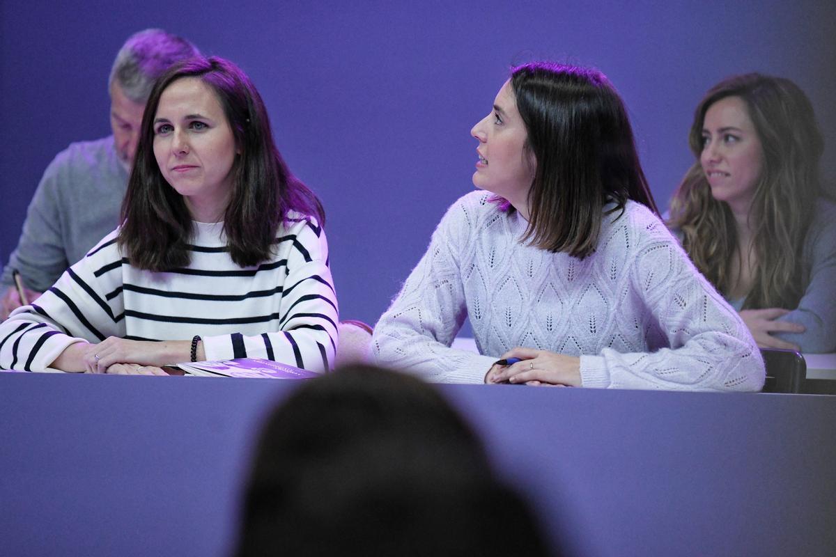 Archivo - La secretaria general de Podemos, Ione Belarra (i), y la exministra de Igualdad, Irene Montero, durante el Consejo Ciudadano Estatal de Podemos, en la sede de Podemos, a 25 de noviembre de 2023, en Madrid (España).