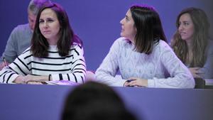 Archivo - La secretaria general de Podemos, Ione Belarra (i), y la exministra de Igualdad, Irene Montero, durante el Consejo Ciudadano Estatal de Podemos, en la sede de Podemos, a 25 de noviembre de 2023, en Madrid (España).