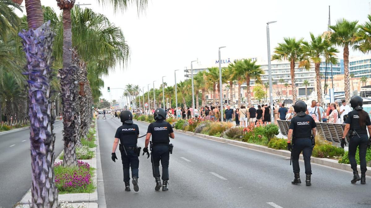 Operativo policial en el paseo del Puerto de Alicante contra la venta ambulante