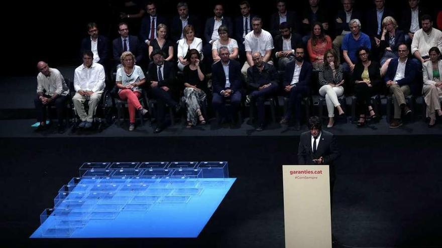 Puigdemont, ayer por la tarde, en la presentación de la ley del referéndum. // Efe