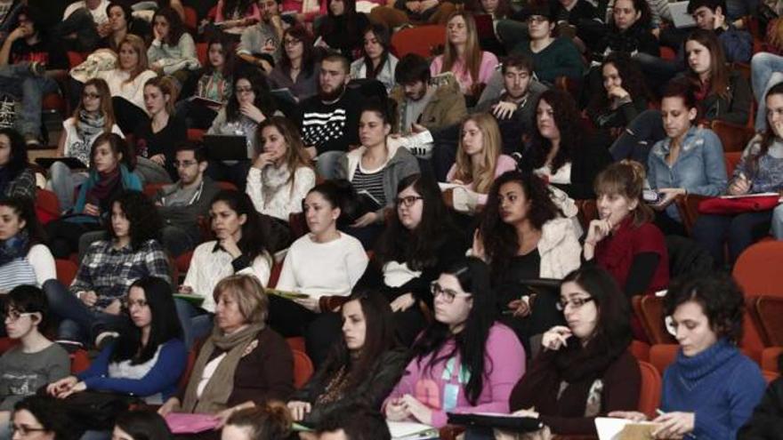 Asistentes a la mesa redonda sobre el anteproyecto de la ley del aborto, ayer, en el Paraninfo de la Laboral.