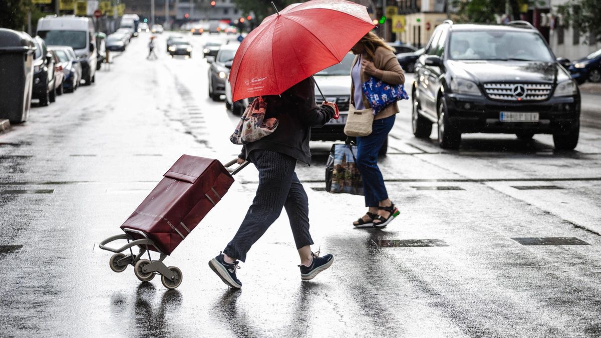 Dos personas caminan bajo la lluvia, a 2 de septiembre de 2023, en Madrid (España).