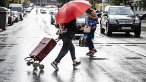 Dos personas caminan bajo la lluvia, a 2 de septiembre de 2023, en Madrid (España). 