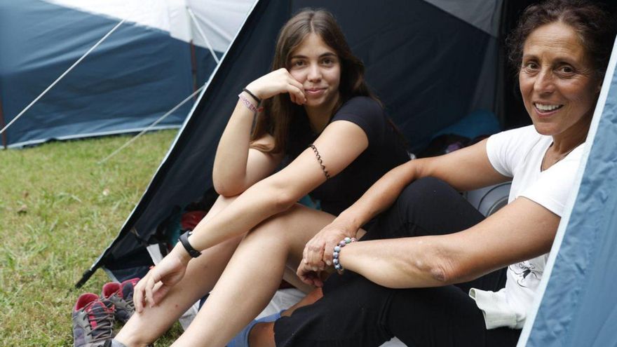 Gisela García y Gisela Masa, madre e hija, posan en la primera tienda de campaña situada en el recinto.