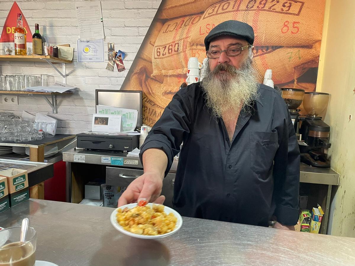 Migas 'take away' en el Puente de San Francisco de Cáceres
