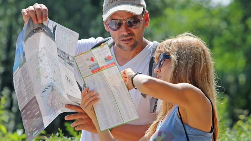 Una pareja de turistas consulta el mapa en Vigo. // Marta G. Brea