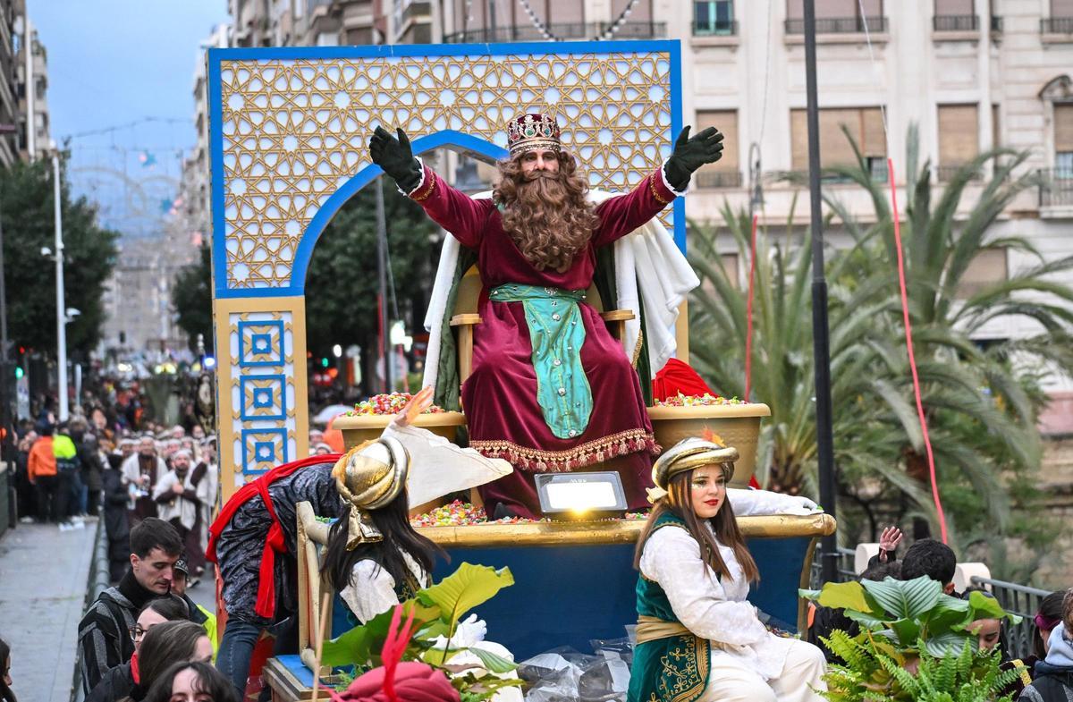 Los Reyes Magos recorren las calles de Elche a pesar de la amenaza de lluvia