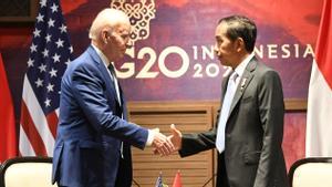 El presidente de Indonesia, Joko Widodo, estrecha la mano al presidente de los Estados Unidos, Joe Biden, en la Cumbre del G20 en Indonesia en Nusa Dua, Bali