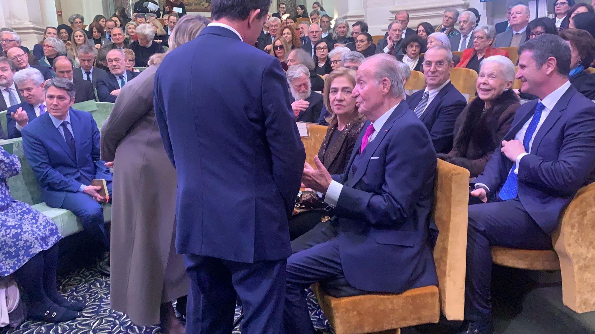 El rey emérito Juan Carlos I acompañado de su hija, la infanta Cristina, en la ceremonia solemne de la Académie Française.