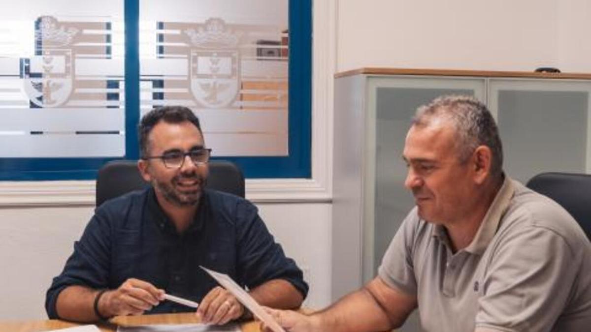 Echedey Eugenio (i) y Jacobo Lemes, en el Ayuntamiento de Arrecife