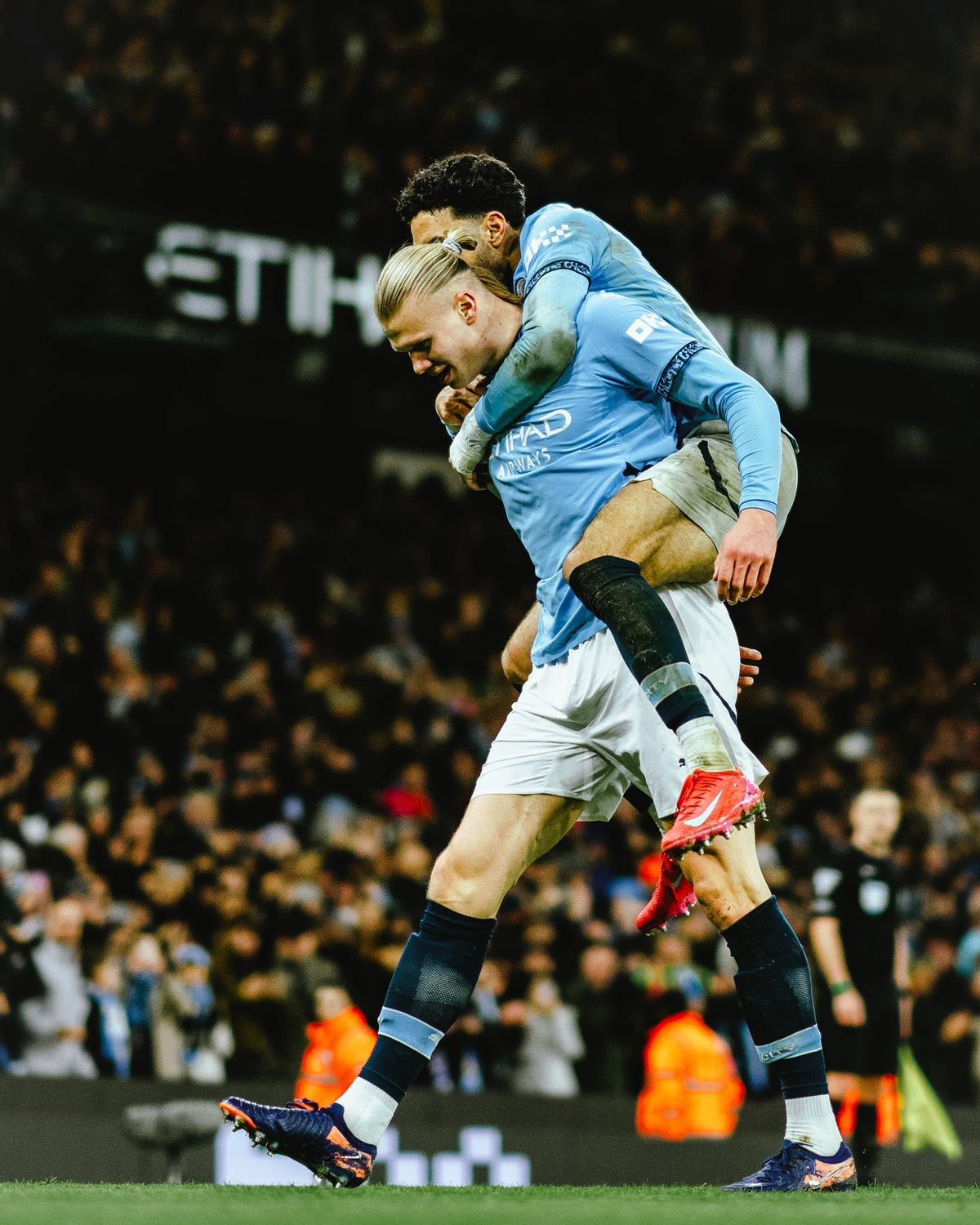 Marmoush celebra con Haaland el segundo gol del Manchester City contra el Chelsea