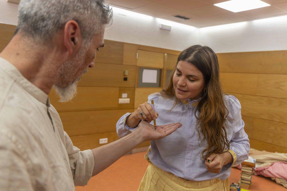 Inés Salvado y Óscar Cobos en un ensayo de 'Vicenta Lorca'.