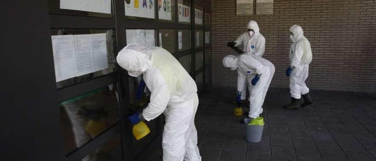 Brigada de la plantilla de Tragsa en labores de desinfección de la residencia Clara Ferrer, en Gijón.