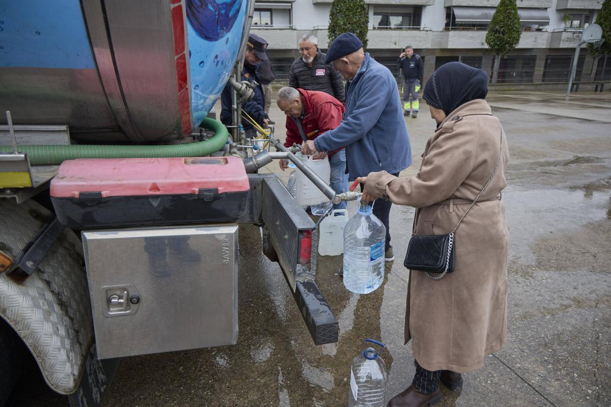 20260122 Veins de Sils agafen aigua potable d´un camió cisterna a causa que per culpa del temporal Harry, no tenen aigua potable a les llars.