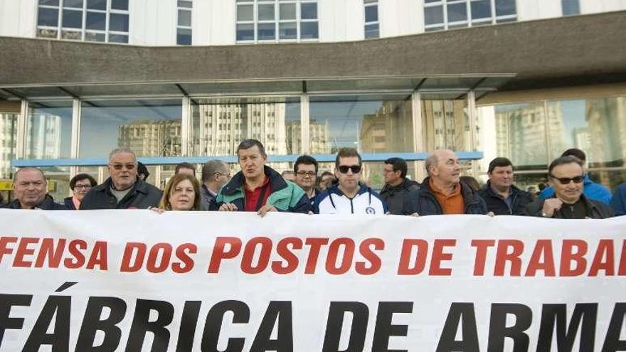 Los trabajadores, ante la delegación de la Xunta.