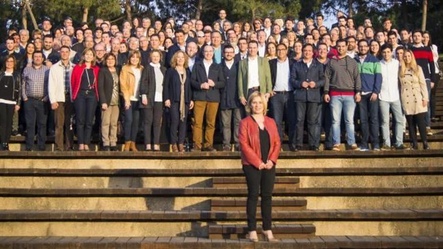 Los asistentes al acto en apoyo a Contelles, ayer en València.