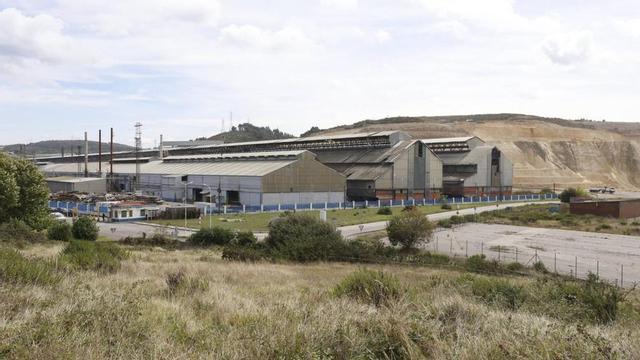 Instalaciones de Windar (antes Alcoa) en el puerto de Avilés. | LUISMA MURIAS