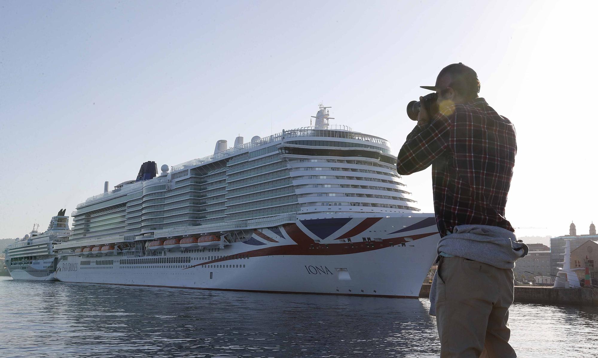 Miles de cruceristas desembarcan en Vigo