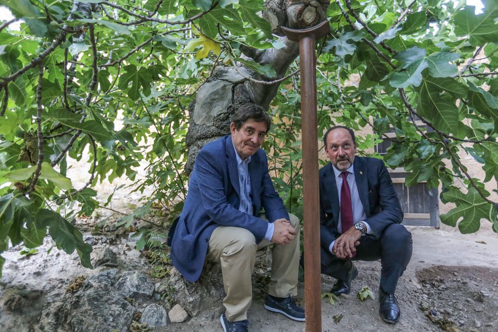 Los directivos de la reunión anual del Instituto Cervantes que acoge el Colegio Santo Domingo visitaron la casa museo Miguel Hernández, el museo de arte sacro y la Catedral