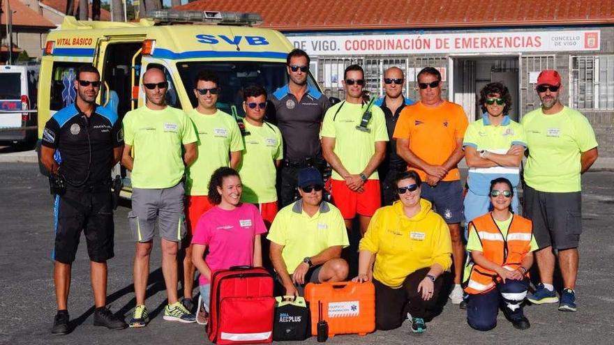 Miembros del equipo de Coordinación de Emerxencias junto a su central en la playa de Samil, ayer por la tarde. // Jose Lores